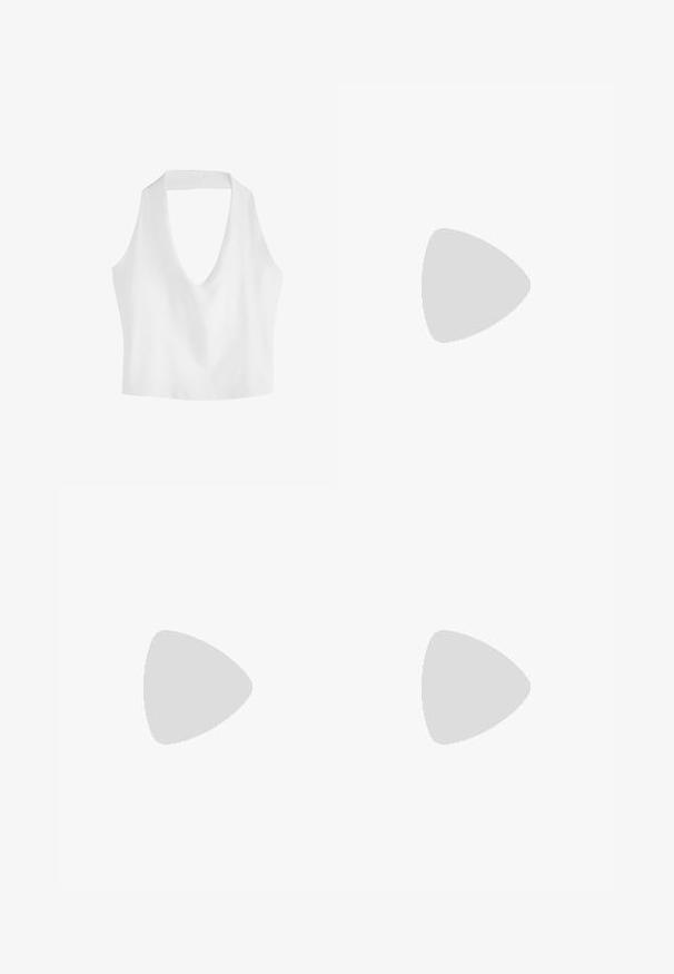 Bílý bezrukávový crop top s hlubokým výstřihem do V, vyrobený z hladké tkaniny, s jednoduchým, minimalistickým střihem.; Světle zelené lněné šortky s knoflíkovým zapínáním, hladkou texturou, ohrnutými lemy a jednoduchým, rovně střiženým designem.; Next FOREVER COMFORT  SIMPLE REGULAR FIT - Páskové sandály  - black; Metalická stříbrná kabelka typu bucket s texturovaným povrchem, zdobená stříbrným kulatým úchytem a stahovací šňůrkou, držena proti světlým modrým džínům.