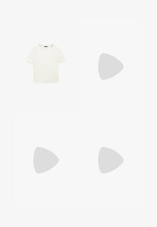 Biała krótka koszulka wykonana z miękkiej bawełny, z okrągłym dekoltem i krótkimi rękawami, o gładkiej fakturze, bez wzorów i ozdób.; Spodnie o szerokich nogawkach w jasnym kolorze kremowym. Wykonane z gładkiego materiału, z plisami z przodu i bocznymi kieszeniami.; Różowe złote klapki na płaskiej podeszwie z dwiema regulowanymi metalowymi klamrami, korkową wkładką i białą gumową podeszwą. Gładkie metaliczne wykończenie, otwarty przód.; Jasnoszara skórzana torba o kształcie litery U z zakrzywionym metalowym uchwytem. Gładka tekstura z minimalnymi szwami i bez widocznych wzorów.