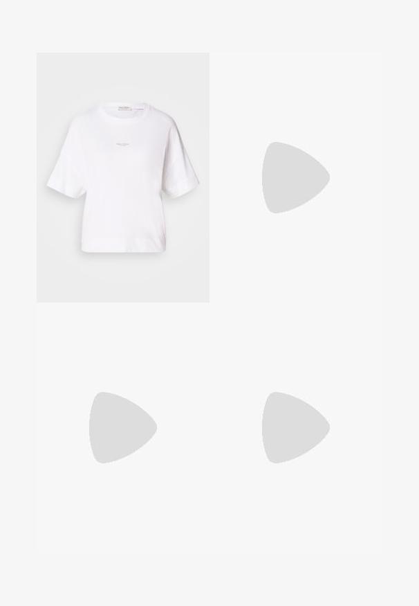 Camiseta blanca de gran tamaño, hecha de tejido suave, con cuello redondo y mangas cortas. Pequeño logotipo impreso en el centro del pecho.; Falda verde oliva hecha de algodón, con forma recta, cierre frontal con botones y una textura suave. Sin adornos ni patrones.; Mocasines de charol marrón con punta cuadrada, acento de cadena metálica y tacón bajo; textura suave, diseño minimalista.; Bolso de hombro de cuero marrón con una forma estructurada, que presenta un cierre de solapa magnético y un acento de logo metálico en la parte frontal.