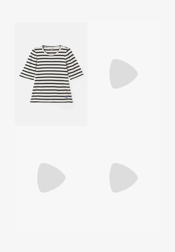 Riba t-särk kreemivärvi ja tumepunase sinise triibuga, lühikeste varrukatega, ribakujulise tekstuuriga, ümmarguse kaelusega ja väikese sinise logo detailiga hemmi lähedal.; Mustad denimit, sirge lõikega, viie taskuga, hõbedaste detailidega ja kergelt kulunud tekstuuriga. Klassikaline disain minimaalsete detailidega.; Must musta ankle boot terava nina ja turske ruudukujulise kontsaga. Sile tekstuur, sujuv disain ja minimaalne õmblus.; Teemantkuulidega rõngaskõrvakad, millel on kuldtooniline metallist lukustus. Kujundus sisaldab mitmeid siledaid, valgeid teemasid ringikujuliselt.