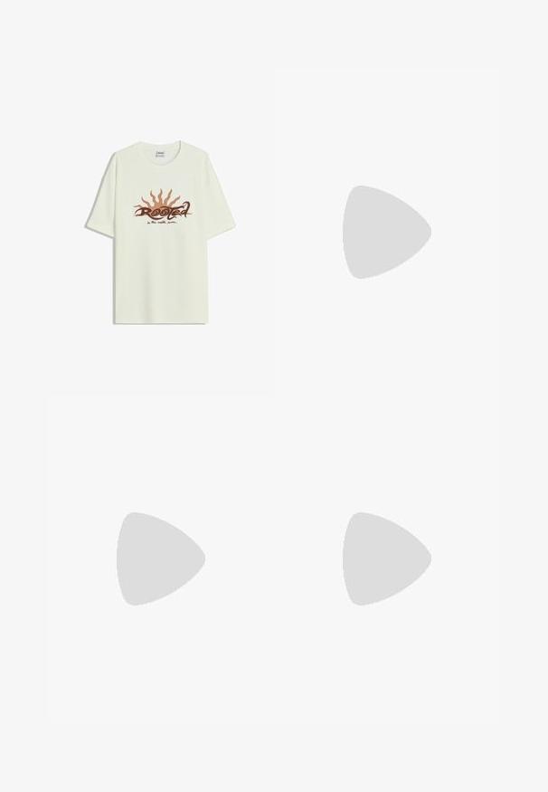 Lyscreme kortærmet t-shirt lavet af ribbet bomuld, med et brunt solgrafik og ordet "Rooted" i stiliseret skrift.; Mørkegrå denimshorts med en falmet finish, der har to baglommer og lige, brede ben. Ingen synlige metaldele eller udsmykninger.; Brune læder loafers med en ruskindsdetalje, rund tå og tekstureret gummisål. Har syet detaljering og en let hæl.; Sorte solbriller med en oktagonal ramme og gradient blå linser. Tykke stænger med en glat overflade. Minimalistisk design, uden synlige logoer.; Sølv metal kædedesign med tykke, sammenflettede led, poleret overflade og en lille lås med brandingdetalje.