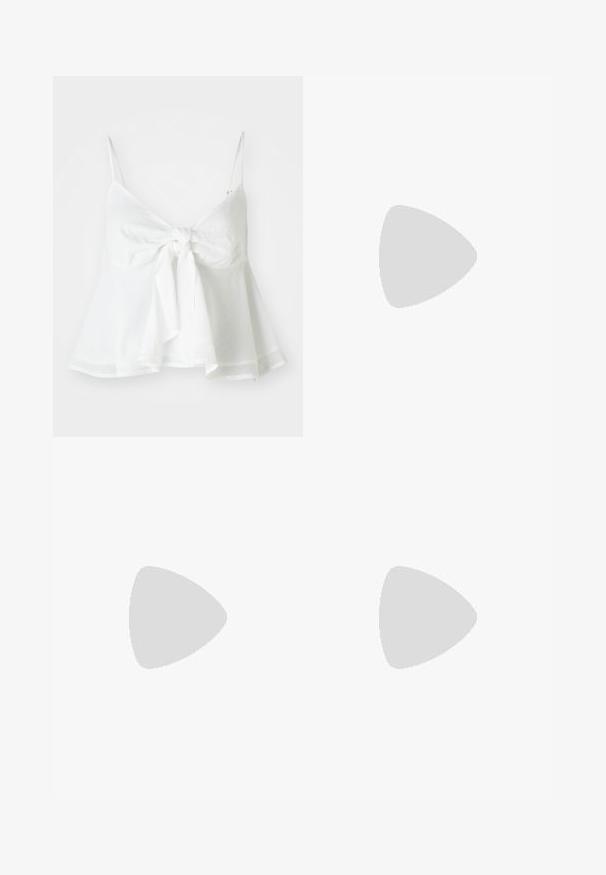 Hvit lin crop-top med justerbare spaghetti-stropper og frontknute. Har en utsvevende hemkant for en avslappet passform.; Denimshorts i lys blå, med høy midje, uvasket kant, front- og baklommer, og kobberfarget knapp.; Sorte patentlæder loafers med en chunky sål, prydet med dekorativt sølvhardware. Sammen med gennemsigtige ankelstrømper med prikker.; Vevd beige skulderveske med en buet form og lang, flette stropp. Har en teksturert overflate og en glidelås stenging på siden.