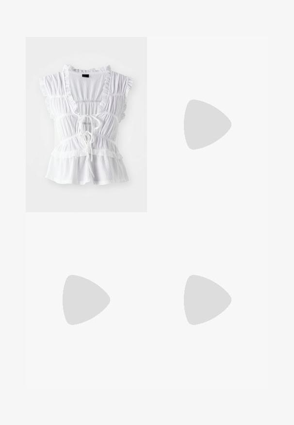 Blusa blanca con mangas cortas con volantes, tejido texturizado, un escote en V profundo con lazada en el frente y detalles de volantes en capas en el ajuste.; Bañadores de color rosa claro con un estampado divertido que presenta palmeras, sombrillas, cerezas y gráficos con temática de vacaciones, acompañados de una cintura con cordón ajustable.; CLOSED Bailarinas - ecru; Gafas de sol estilo ojo de gato con lentes oscuros y un patrón de carey. Fabricadas con plástico ligero, con patillas delgadas y detalle de logo.; Bolso de tela tejido en verde oliva con una forma redondeada y espaciosa, y una única asa alargada para llevar. Superficie texturizada.