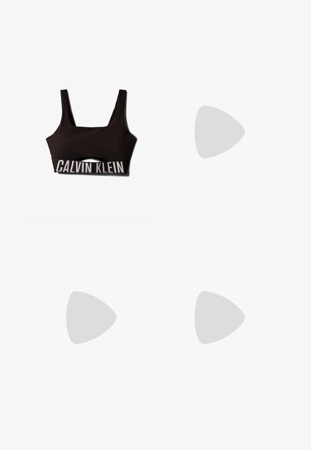 Zwarte sportbeha met een vierkante halslijn en brede banden. Kenmerkt zich door een textuur aan de bovenkant en een contrasterend wit "CALVIN KLEIN" logo op de band.; Zwarte leggings gemaakt van rekbaar materiaal, met een hoge tailleband, een soepele textuur en een slank, slim fit ontwerp zonder zichtbare patronen.; Zwarte lage sport sneaker met ademend mesh, vetersluiting, textuurzool en "cK" logo aan de zijkant.; Zilveren hoepeloorbellen met een glad, rond ontwerp en een strakke, gepolijste afwerking. Heeft een minimalistische vorm met een lichte opening.