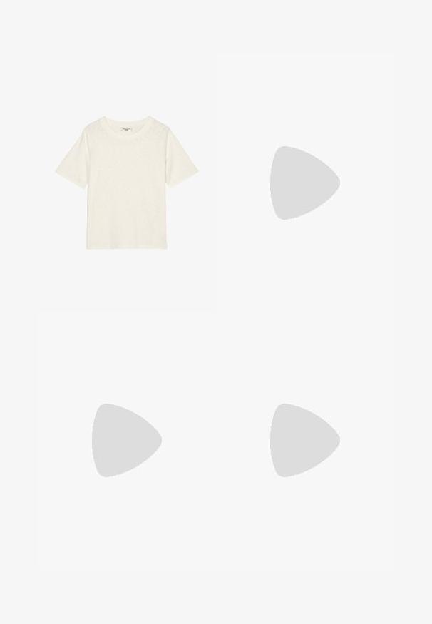 Off-white tričkem s krátkým rukávem vyrobeným z měkké, texturované látky, s kulatým výstřihem a volným střihem. Žádné logo ani další detaily nejsou přítomny.; Kalhoty s širokými nohavicemi v světlé béžové barvě, vyrobené z měkké tkaniny s elastickým pasem a bez viditelných zapínání nebo kapes.; Bílé a béžové tenisky s textilním svrškem, semišovými akcenty a silnou gumovou podrážkou; mají výrazné logo V na boku.; Hnědá tkaná taška s zakřiveným tvarem, koženými detaily a jedním ramenním popruhem. Na přední straně má zlatý logový prvek.