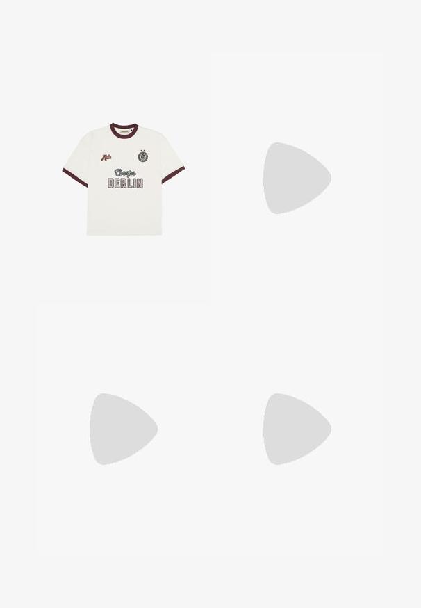 Witte T-shirt met korte mouwen en bordeauxrode afwerking, "Escape BERLIN" tekst op de voorkant in het midden, "Mitte" op de linkerborst en een cirkelvormig embleem met twee sterren op de rechterborst.; Bruine wijde broek van katoen, met een klassiek vijf-pocketdesign, een ritsgulp en zichtbare stikseldetails.; Bruine geweven leren instapschoenen met open teen, met een gladde oppervlakte, platte zool en een afgerond ontwerp voor comfort.; Zilveren roestvrijstalen horloge met een ronde groene wijzerplaat, zilveren uurmarkeringen, datumsdisplay en een metalen schakelband. Waterbestendig tot 50 meter.