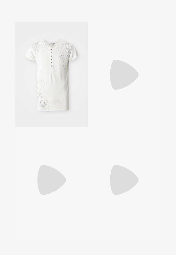 Weißes kurzärmliges T-Shirt mit einem strukturierten Schlangenhautmuster und einer Knopfleiste mit dunkelgrauen Knöpfen in der Mitte.; Schwarze Cargo-Hose aus einem weichen Stoff, mit lockerer Passform, seitlichen Taschen und einem Knopfverschluss. Der untere Saum ist umgeschlagen.; Schwarze Leder Schnürschuhe mit runder Spitze, strukturiertem Gummisohle und gelben Nähten um den Rand. Flaches Design und glatte Oberfläche.; Sonnenbrille mit einem schlanken, silbernen Metallrahmen, grauen getönten Gläsern und einem aerodynamischen Design mit spitzen Kanten und dünnen Bügeln.