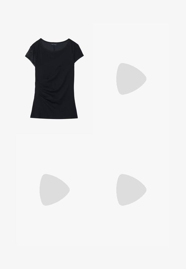 Top nero a maniche corte realizzato in tessuto morbido, con un pannello texturizzato su una spalla, design asimmetrico e dettagli arricciati sul lato.; Gonna in lino blu navy con design svasato, texture leggera, taglio midi e dettagli cuciti lungo le cuciture.; Sandal con tacco beige con una fascia trasparente, tacco blocco e lunghe frange alla caviglia. Materiale liscio con un design minimalista.; Borsa a secchiello metallica argento con finitura testurizzata, decorata con un manico rotondo argento e chiusura a cordoncino, tenuta contro dei jeans azzurri.; Quattro anelli in argento con disegni diversi: banda attorcigliata, curve sovrapposte, cristalli delicati e una banda liscia con piccoli dettagli.