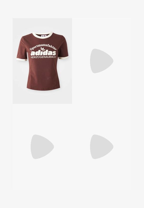 Rjava majica s kratkimi rokavi s krem barvo ovratnika in manšetami. Ima velik bel napis "Sportmanufactur adidas Herzogenaurach."; Bež lanene šortse z sproščenim krojem, ki imajo dve sprednji žepi in okrogle kovinske detajle. Prijeten dizajn z teksturirano površino.; Rjave usnjene natikače s širokima dvema trakom, ki vključujeta okrasno šivanje in zlat ton sponko. Oblikovan z ravnim podplatom.; Tkanina iz slame torba s večbarvnimi črtami v rjavi, zeleni, oranžni in modri barvi. Ima ravno obliko in dve ročaji. Lahka zasnova.