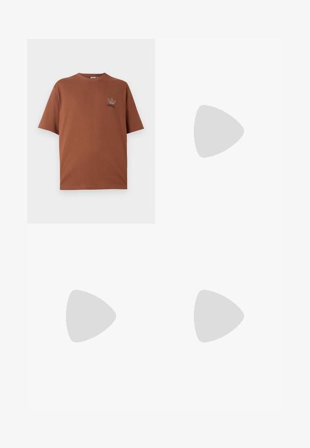 Brun bomull T-skjorte med avslappet passform, rund hals og korte ermer; har en svart brodert Adidas-logo på brystet.; Lyseblå denim brede benbukser med høy midje, med to frontlommer, beltehemper og knappelukking. Jevnt stoff med falmende detaljer.; Brune lærersneakers med tre lyse striper, gummisåle, rund tå og teksturerte semskede detaljer på hælen og tåen.; Brune skilpadde solbriller med grønne linser. Rektangulære rammer har en glatt overflate og svakt buede stenger.