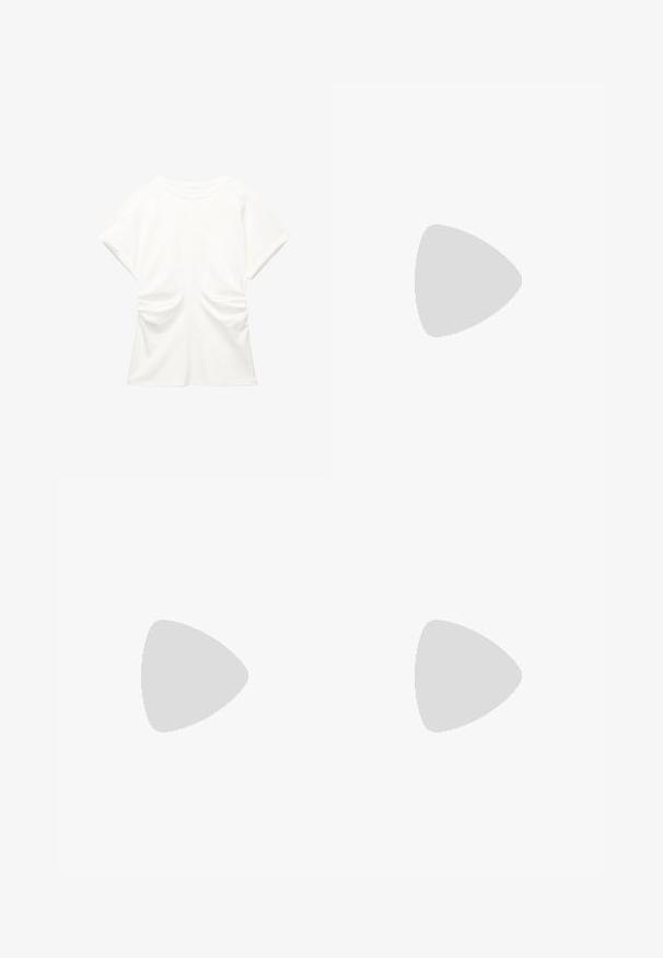 Blouse blanche à manches courtes avec col rond et détails froncés sur les côtés, présentée sur un fond uni.; Pantalons larges bleu clair en tissu lisse, avec une taille élastique et des ourlets retroussés. Présente deux plis avant pour un détail supplémentaire.; Baskets blanches en mesh avec des accents argentés et une semelle texturée, posées sur une surface rouge, assorties à un pantalon à carreaux.; Sac en osier tissé avec une forme large et effilée, doté de deux poignées en cuir noir. Couleur beige naturel avec une surface texturée.