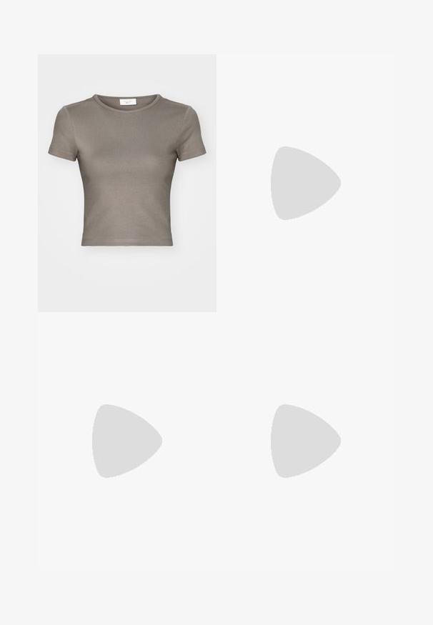 Kortærmet T-shirt med rund hals i taupe, lavet af glat bomuld. Har et tætsiddende design og fine sting langs kanten og ærmerne.; Gule sweatpants med elastisk talje og snor. Har et hvidt logo på venstre side og elastiske manchetter ved anklerne.; Hvide og sølv Nike sneakers med mesh-stof, reflekterende detaljer og en beige sål. Bæres med sorte sokker og står på en blå overflade.; Sølvøreringe med en snoet design, der har en poleret finish og en post-back lukning. Måler cirka 3 cm i diameter.