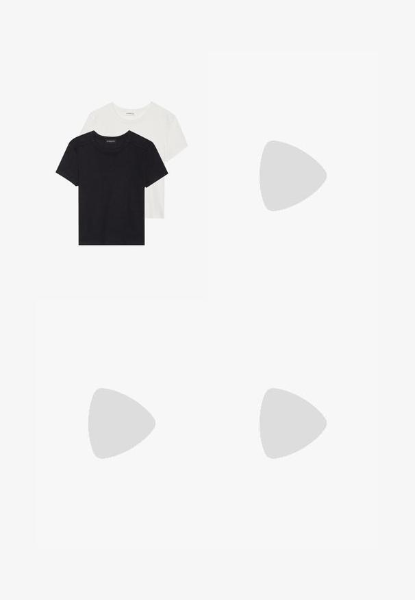 Deux T-shirts à manches courtes en noir et blanc. Fabriqués en coton doux, avec un col rond et une coupe standard, avec peu de détails de couture.; Shorts en denim bleu clair avec une coupe décontractée, dotés de passants de ceinture, d'une fermeture à bouton et de poches avant. Le tissu a une texture lisse.; Baskets de sport rose clair avec des coutures en diagonale, semelles blanches et trois rayures latérales. Portées avec des chaussettes blanches à côtes sur une surface verte.; Sac à main beige en matériau souple, avec un design décontracté, des détails cousus et deux poignées. Idéal pour un usage quotidien.