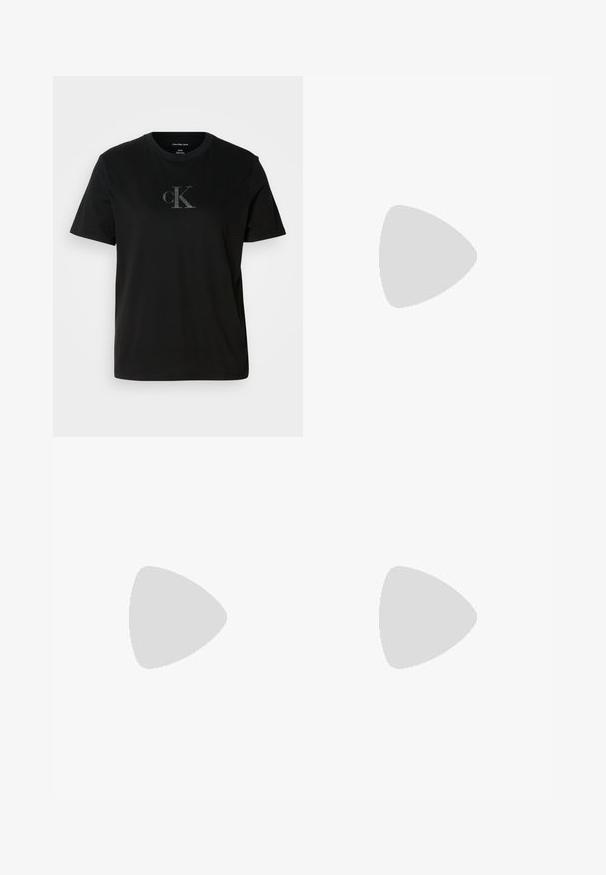 Sort bomulds t-shirt med korte ærmer, der har et diskret gråt cK-logo på brystet. Rund halsudskæring og afslappet pasform med lige kant.; Røde højtaljede leggings i fuld længde med synlig sidesyning og delvist hvidt brandlogo på nederste højre ben mod hvid baggrund.; Metallic guld sneakers med hvide snørebånd, der har et præget "DK" logo på siden, rund tå og en tekstureret læderfinish. Hvid sål med guldaccent.; Sort læderhåndtaske med samlet design, dobbelt snørelukning og aftagelig skulderrem. Har metal-logo detaljer.