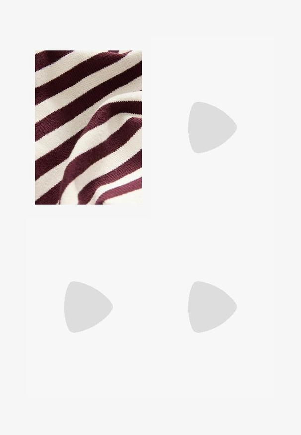 Kootud kangas, mis sisaldab vahelduvaid tumepunase ja kreemikaid ribasid. Tekstuur on sile ja kerge venitusega, näidates klassikalist riba mustrit.; Ribadehvised laiad püksid on varustatud horisontaalsete triipudega roosa, kollase, mereväe ja valge värviga, millel on mereväe soonikkoes vöökoht ja pehme tekstuur.; Burgundi patendnahast slingback kontsad koos terava varbaga ja volditud detailidega, omades peenikest kontsa ja reguleeritavat pahkluu rihma.; Burgundia värvi nahk käekott, millel on pehme, kokku tõmmatav disain ja ümar kuju. Käepide on kindlalt kinnitatud, näidates siledaid pindu.