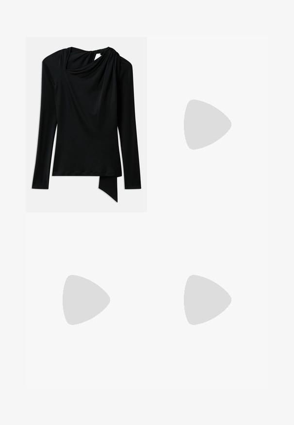 Melnas garām piedurknēm topa izstrādājums, izgatavots no gludas auduma, ar drapētu dekoltē, asimetrisku apakšmali un izgriezumu detaļu aizmugurē.; Victoria Beckham TWISTED LOW RISE SLOUCH - Brīva piegriezuma džinsi - beige; Melnas ādas siksniņu augstpapēžu kurpes ar norādītu purngalu, plānu potītes siksniņu un stiletto papēdi. Arī ar sasietu detaļu uz vamp.; Melnas ādas plecu soma ar ģeometrisku dizainu, kas aprīkota ar divām rokturiem un zeltainu zīmolu priekšpusē. Gluda tekstūra un strukturēta forma.