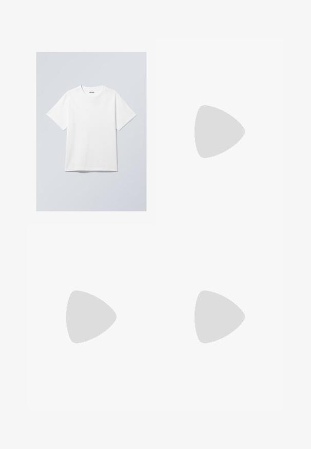 Valkoinen puuvillapaita, jossa on pyöreä kaula-aukko, lyhyet hihat ja rento leikkaus. Kauluksessa on merkkilapuke, jossa lukee "WEEKDAY".; Farkkushortsit vaaleansinisessä pesussa, joissa on korkea vyötärö, viisi taskua ja vetoketjuluukku, jossa on nappisuljenta. Ompeleet ovat oransseja kontrastivärisiä.; Ruskea nahkakengät, joissa on leveä hihna ja kuparinen solki. Kengät sisältävät teksturoitua korkkijalatukea ja paksun mustan kumipohjan.; Vaaleanbeige pehmustettu olkalaukku, joka on kaarevan, puolikuun muotoinen. Musta olkahihna, vetoketjusuljenta ja huomaamaton logo edessä. Pehmeä pinta.