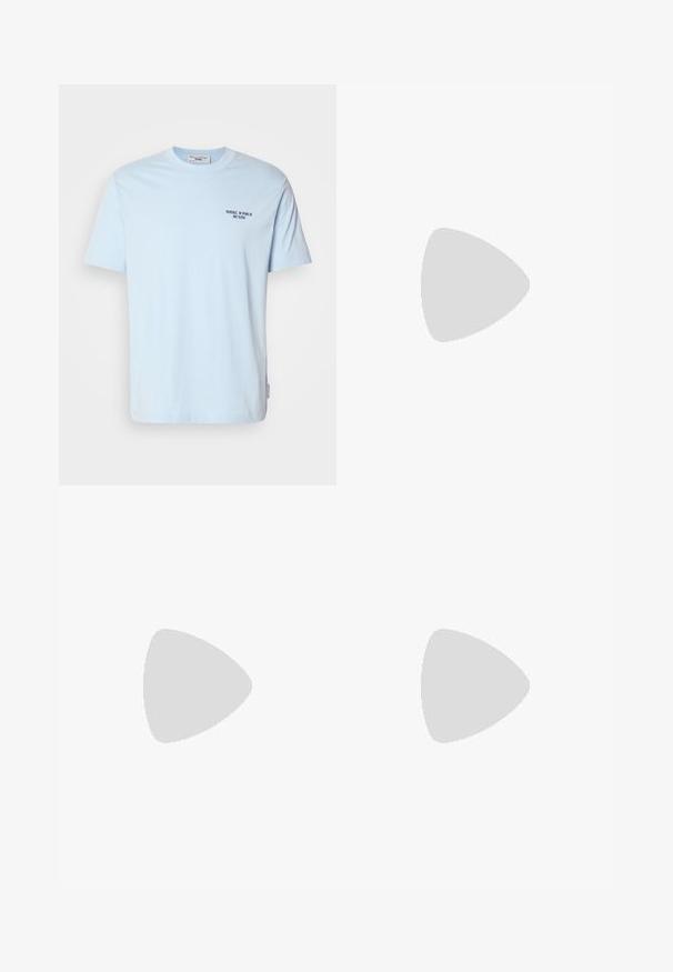 T-shirt in cotone azzurro chiaro a girocollo con maniche corte, decorato con una piccola stampa scura che dice "MARC O’POLO DENIM" sul petto.; Pantaloni a righe in misto cotone blu chiaro e bianco, con vita regolabile, tasche laterali e un design attillato con gambe affusolate.; Sneaker nere con una toma superiore in pelle con effetto croc embossato, punta rotonda e suola in gomma bianca a contrasto con una finitura liscia.; Occhiali da sole neri con forma rettangolare, lenti scure, dettagli in argento alle tempie e finitura opaca sulla montatura.