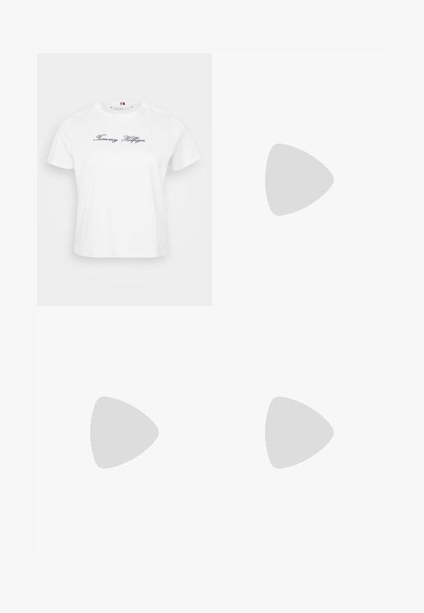 Camiseta de algodón blanca de manga corta, con un logo bordado en color azul marino de "Tommy Hilfiger" en la parte delantera. Escote redondo tipo crew.; Jeans acampanados de un azul claro, hechos de denim, con una cintura alta, un desvanecimiento sutil y un diseño clásico de cinco bolsillos con cierre de botón.; Zapatos de tacón slingback de charol negro con punta afilada y tacón geométrico en bloque. Presentan un diseño elegante y minimalista, así como una textura suave.; Diadema acolchada crema con diseño trenzado, acompañada de una camiseta de rayas beige y blanca con cuello redondo. Sutiles acentos de joyería.
