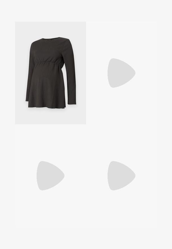 Svart langermet gravidegenser med samlet midje og lett vide under brystet, laget av teksturert stoff.; Sorte høye bukser med elastisk liv og rett passform, vist mot en enkel hvit bakgrunn.; Svart lakkert høye hæler med åpen bakside og spiss tå, justerbar ankelrem og åpne sider. Jevn tekstur.; Svart håndveske med strukturert form, jevn tekstur og metallisk lås. Kombinert med brede svarte bukser og sandaler med åpen tå på tregulv.