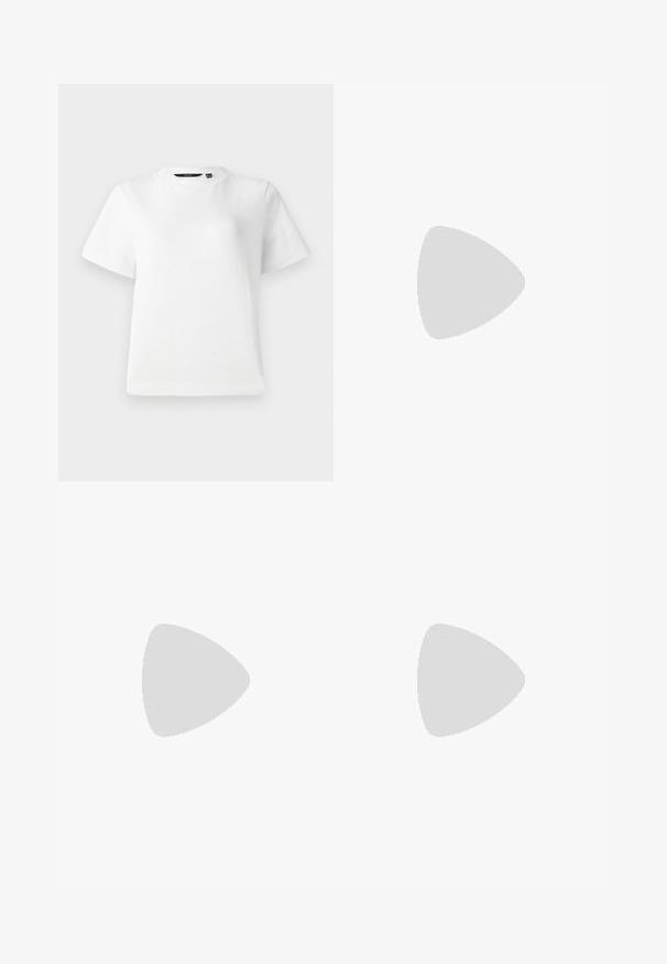 Valkoinen lyhythihainen T-paita, joka on valmistettu sileästä puuvillakankaasta. T-paidassa on pyöreä kaula-aukko ja rento istuvuus, jossa on ommellut saumat.; Tummansinisiä leveälahkeisia farkkuja, joissa on etupainike ja naruvedettävä vyötärö, sekä erottuvat ompeluviivat.; Mustat kärjetossut, joissa on verkkopaneeli, matala korko ja nauhanytkytys edessä. Valmistettu nahka- ja verkkokombinaatiosta.; Käärmeennahkakuosiset käsilaukku, jossa on kaareva kahva. Tehty teksturoiduista beigeistä ja ruskeista materiaaleista, joissa on erottuva timanttikuvio.