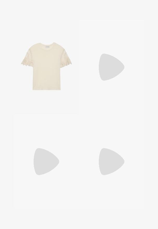 Krämfärgad t-shirt med korta ärmar som har intrikata beige virkade spetsdetaljer. Mjuk bomullstyg, rund halsringning, avslappnad passform.; Röd minikjol i mjukt material med sidokrafter med metallögon. Rak skärning och slät textur, bärs med röda klacksandaler.; Vit högklackad sandal med en kraftig klack, med ett remdesign och ankelband. Slät textur med en plattform framtill för ökad höjd.; Vitt strukturerat handväska med korta handtag och en axelrem, med gyllene detaljer och texturerat material, visad mot en grå bakgrund.