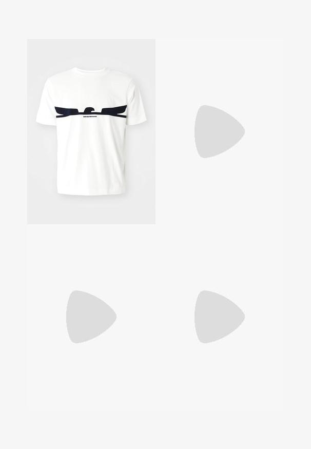 Bijela pamučna majica s grafikom orla u tamnoplavoj boji i natpisom "EMPORIO ARMANI" ispod dizajna. Kratki rukavi i okrugli izrez.; Crne hlače ravnih nogavica od glatkog materijala. Imaju standardni pojas i bez vidljivih uzoraka ili dodataka.; Smeđi nubuk visoki tenisice s čipkastim prednjim dijelom, okruglim vrhom, mekim podstavom na ovratniku i gumenim potplatom.; Kvadratne sunčane naočale s okvirom u smeškastom kamenčiću, zelenim lećama i dekorativnim metalnim detaljima na drškama. Teksturisane drške.