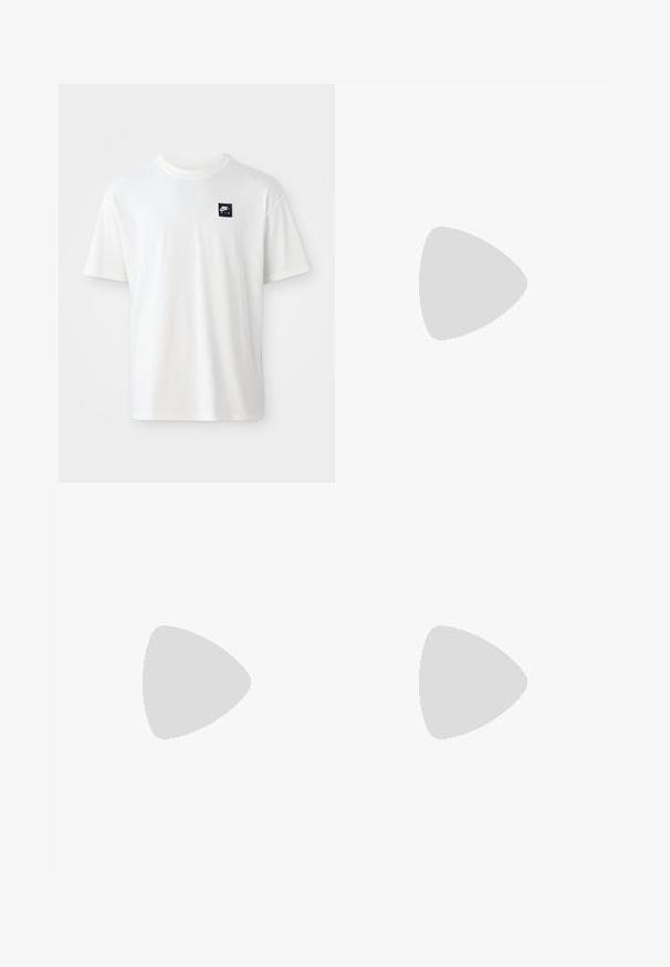 T-shirt branca em algodão com mangas curtas e decote redondo; apresenta um pequeno logótipo retangular preto da Nike Air no lado esquerdo do peito.; Calções pretos com um cós elástico ajustável, fabricados em tecido leve com uma textura suave e um design simples, sem logótipos ou padrões visíveis.; Sapatilha Nike Air Max 90 branca com parte superior em malha e couro, caixa de dedos perfurada e uma unidade de ar visível no calcanhar.; Mochila preta com acabamento texturizado, logótipos em relevo, fecho dourado e um bolso frontal. Topo curvo e alças ajustáveis.