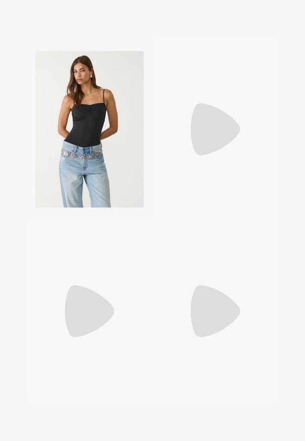 Bodysuit noir ajusté avec un décolleté carré, associé à un jean bleu clair orné d'une ceinture décorative argentée et rose.; Shorts noirs à pois blancs, avec une taille ajustée et un devant plat, fabriqués en tissu doux avec une texture lisse.; Sandale à talons hauts marron avec des brides, dotée d'un talon épais, affichant une finition lisse et brillante avec plusieurs brides croisées sur le dessus.; Sac à épaule en cuir blanc avec rabat avant replié, forme courbée et bandoulière ajustable. Présente un logo discret à l'avant.