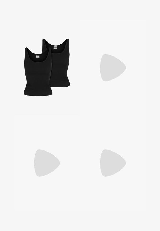 Urban Classics 2-PACK - Débardeur - black black; Jeans flair bleus avec un lavage décoloré, cinq poches et une fermeture à bouton. Le matériau présente une texture en denim avec des détails de couture subtils.; Bottines noires en cuir lisse avec un bout pointu et un petit talon fin. Présente un design sans couture et des accents de couture subtils.; Des lunettes de soleil noires en forme de chat avec une finition mate, arborant un design élégant et des bords légèrement arrondis, posées sur des vêtements sombres d'un mannequin.; Écharpe noire en tissu doux, de forme triangulaire avec des bords effilochés et un nœud central en haut pour attacher.; Sac à main en cuir noir avec une finition texturée, deux poignées supérieures, une bandoulière amovible et des accents en métal doré.