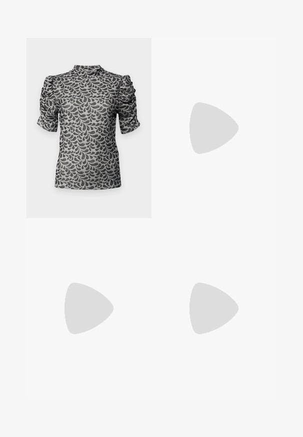 Top à manches courtes en tissu gris avec un motif de feuilles noires. Doté d'un col haut et de manches froncées, créant un design texturé.; Pantalons larges noirs fabriqués à partir d'un tissu lisse et brillant. Équipés d'une taille élastique et sans poches visibles. Design simple, longueur complète.; Mocassins plateformes en cuir noir avec un bout arrondi et une large sangle sur le devant. Dotés d'un talon carré épais et d'une texture lisse.; Sac hobo noir en matériau semblable à du cuir, avec une anse torsadée, arborant une forme douce et arrondie, et une fermeture zippée sur le dessus.