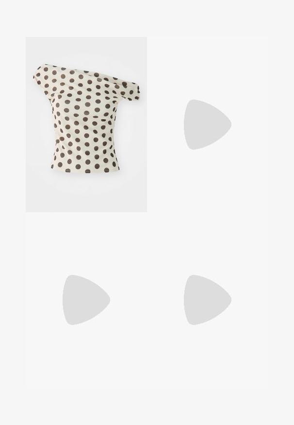 Top off-the-shoulder in cotone beige con grandi pois marroni, caratterizzato da una silhouette aderente e maniche arrotolate.; Top bianco abbinato a una gonna maxi bianca fluida. La gonna presenta una vita a strati piegata e una texture morbida e liscia.; Melissa MELISSA QUANTUM THONG X DIESEL - Infradito - black; Occhiali da sole neri con lenti ovali, montatura in plastica lucida e stecche sottili. Presentano il logo Ray-Ban in bianco sul lato.; Borsa a totes in suede verde scuro con un design morbido, e caratterizzata da manici larghi e morbidi e una texture liscia. Costruzione minimalista senza hardware visibile.