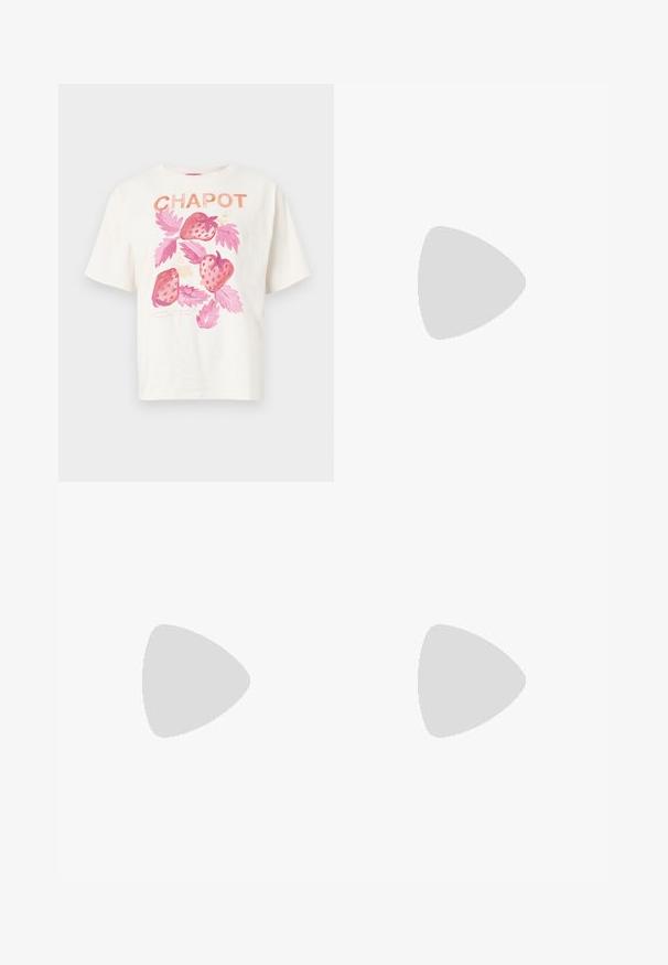 Overmaatse witte katoenen t-shirt met een roze aardbeienprint met groene bladeren en het woord "CHAPOT" in oranje letters boven het ontwerp.; Bloemige cropped top met een roze achtergrond en levendige rozenpatronen in tinten van bordeauxrood en blauw, met lange klokmouwen en een v-hals.; Geweven loungebroek in ivoor met grijze patronen, voorzien van een zachte stof, elastische tailleband en geribde manchetten.; Zwarte leren hoge hakken met een spitse neus en een gladde textuur, met een slanke hak en een minimalistisch ontwerp.