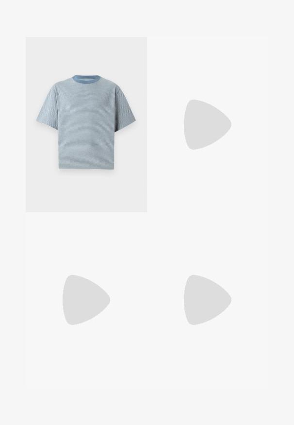 T-shirt rayé en bleu clair et blanc, manches courtes, col rond, en coton doux, offrant une coupe décontractée.; Shorts en denim bleu clair avec un délavage. Comprend cinq poches, une fermeture éclair, un bouton, et des coutures robustes sur les bords.; Mocassin en cuir verni noir avec un accent cousu, bout rond, petit talon et surface lisse, présenté sur un fond neutre.; Sac fourre-tout en cuir marron avec un design géométrique, doté de deux longues poignées et d'accents noués ; texture lisse et forme structurée.