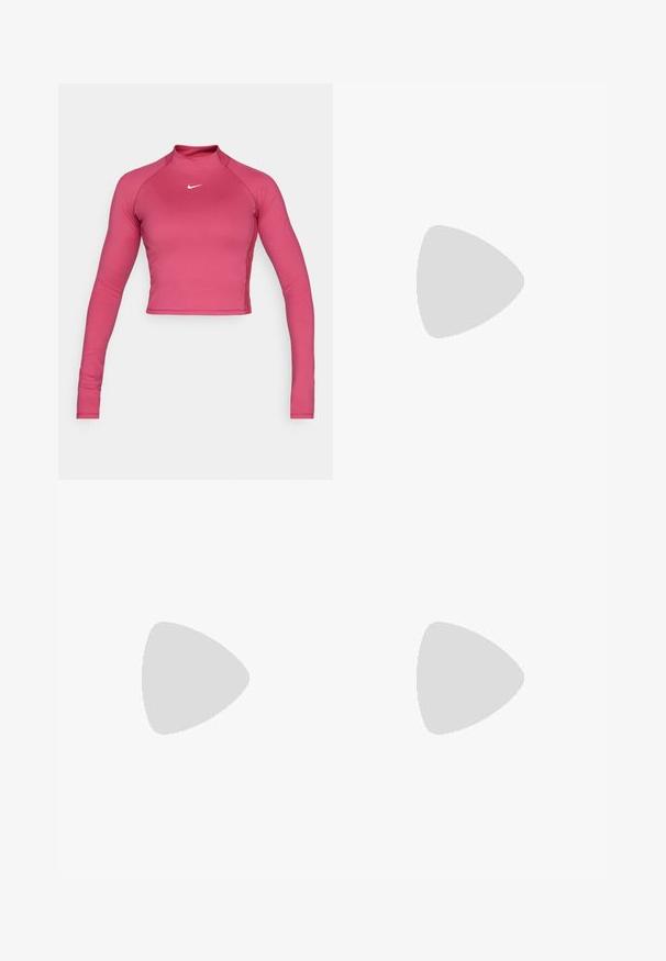 Crop top rosa a maniche lunghe realizzato in materiale elasticizzato, con collo alto e cuciture laterali, e un piccolo logo Nike bianco sul petto.; Pantaloni sportivi rossi con una texture liscia, design aderente e una ampia cintura nera con la scritta "UNDER ARMOUR" in lettere bianche.; Infradito in gomma bianchi e neri con suole testurizzate, fasce sottili e colori a contrasto. Ogni paio presenta un design semplice e un branding minimale.; Occhiali da sole in plastica nera con lenti verdi, caratterizzati da una forma ovale e un dettaglio del logo dorato sulle tempie. Texture liscia e finitura lucida.