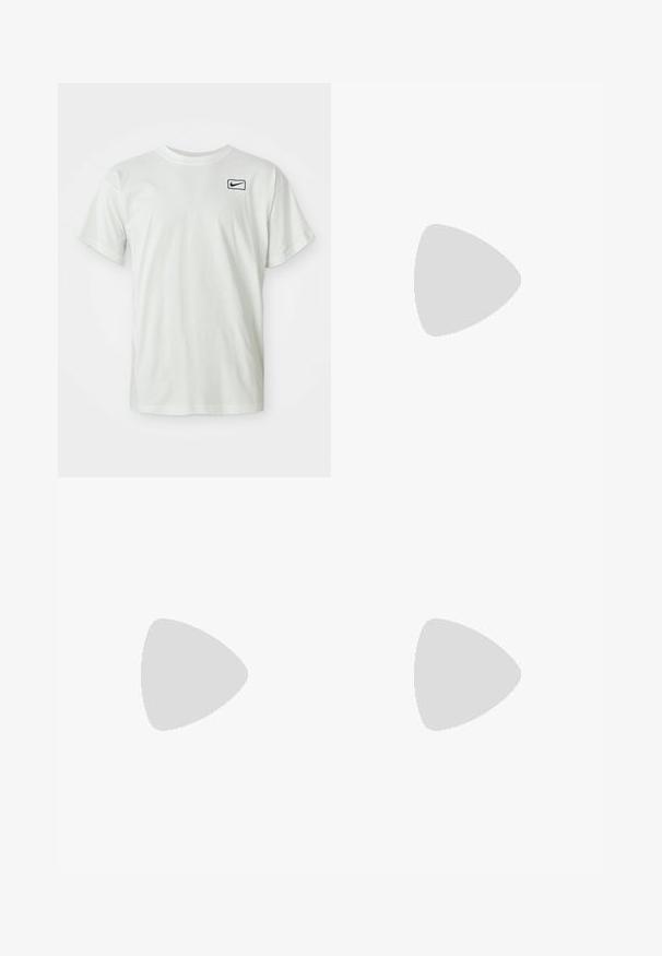 Bijela pamučna majica kratkih rukava s izvezenim mornarskim Nike logotipom na lijevoj strani grudi. Standardni dizajn okruglog izreza.; Crne, dukserice s elastičnim strukom, širokog kroja, s manžetama na gležnjevima, glatke teksture i bez vidljivih uzoraka ili metalnih detalja.; Bjela atletska cipela s crnim akcentom i prozirnim potplatom. Sadrži slojevitu mrežastu i sintetičku izradu, te istaknuti valoviti dizajn.; Crna Nike toaletna torba glatke teksture, s bijelim Swoosh logotipom, zatvaranjem na vrhu s patentnim zatvaračem i bočnom džepom.