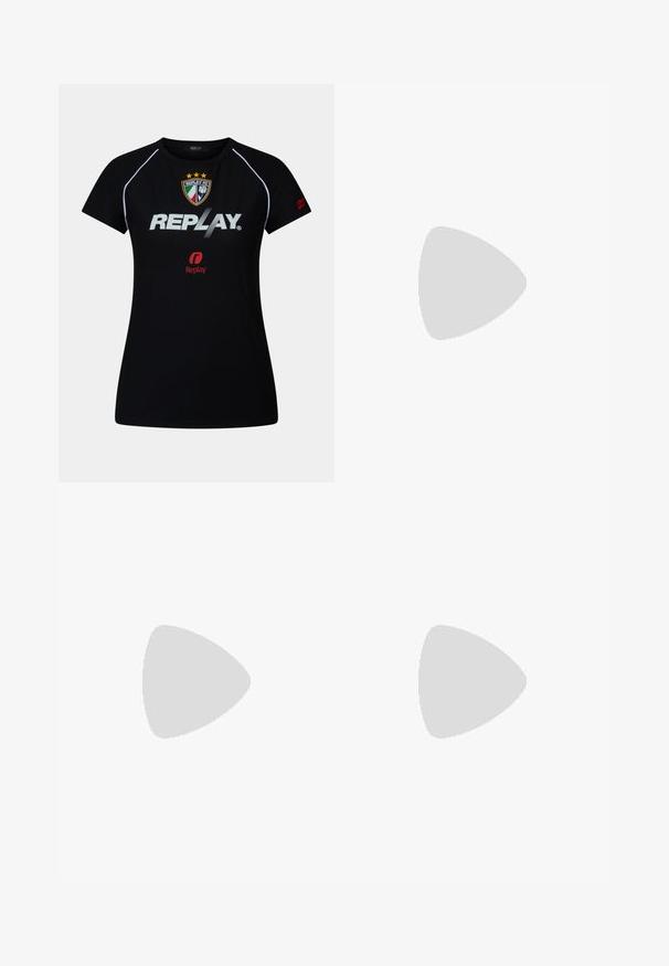 Schwarzes Sporthemd mit kurzen Ärmeln, weißen Paspeln, Replay FC-Wappen, großem weißen "REPLAY"-Text und kleinem roten Replay-Logo auf der Brust und dem Ärmel.; Schwarze, weite Jeans mit hoher Taille, mit einem standardmäßigen Knopf- und Reißverschluss, zwei Vordertaschen und einem leicht strukturierten Stoff.; Schwarze Sneaker mit einem Obermaterial aus Mesh, glänzenden Akzenten, goldenen Beschlägen, strukturierter Sohle und gepolstertem Kragen für Komfort.; Schwarze Lederhandtasche mit runder Form, Obergriff und silberner Hardware. Auf der Vorderseite befindet sich das Logo "REPLAY SINCE 1981".