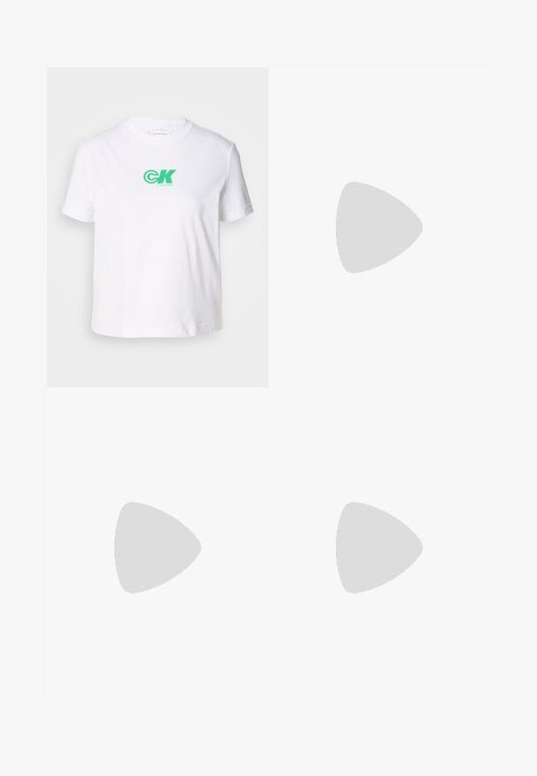 Fehér pamut póló kerek nyakkal és rövid ujjakkal, zöld Calvin Klein logóval az elején. Klasszikus, egyenes fazonú design.; Világoskék farmernadrág, egyenes szabású, öt zsebbel és enyhe kopással. Jellemzője a standard derékpánt és az eltérő színű varrás.; Barna suéd bőr bokacsizmák bolyhos belső béléssel és lapos gumitalpakkal, sárga sportnadrágokkal, fekete és fehér csíkokkal együtt bemutatva.; Fekete bőr kézitáska gyűrt dizájnnal, dupla húzózsinórral és levehető vállpánttal. Fémes logó részlettel rendelkezik.
