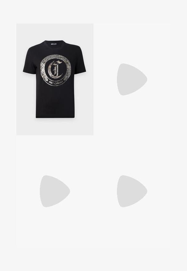 Tricou din bumbac negru cu un logo metalic argintiu, reprezentând un design cu un șarpe care învârte literele "J" și "C". Mâneci scurte, gât rotund.; MAX&Co. LONG VERY SHORT - Fustă plisată - schwarz; Pantofii înalți din piele albă, cu vârf ascuțit, curea la gleznă și toc subțire de tip stiletto. Textură netedă cu un finisaj subtil lucios.; Geantă de umăr din piele neagră cu o formă curbată, accente cu un șarpe auriu și curea din lanț. Dispune de un închideri tip clapetă cu o placă logo metalică.