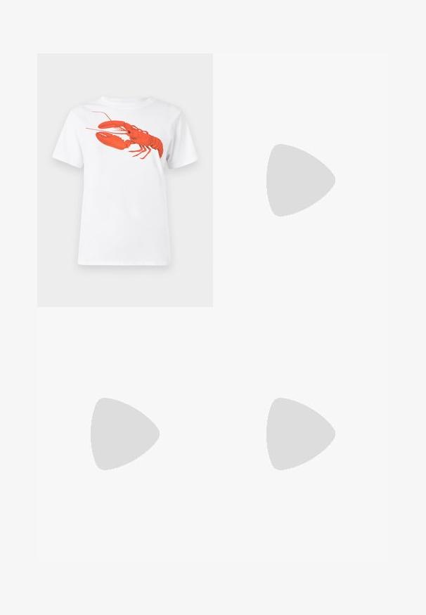 T-shirt en coton blanc avec un grand graphisme de homard rouge vif sur le devant. Manches courtes et design à col rond standard.; Jupe midi plissée en tissu léger avec une base beige imprimée léopard noir et taille à cordon pour un ajustement réglable.; Baskets montantes en toile blanche avec semelle en caoutchouc noir, capuchon en caoutchouc à l'avant, et six œillets pour les lacets, présentant un design épuré et minimaliste.; Sac à main en cuir rouge avec un design angulaire et géométrique. Il dispose d'une seule sangle ajustable et d'une fermeture à rabat avec un detailing cousu.; Boucles d'oreilles en or avec une finition lisse et brillante. Design circulaire présentant un petit clou et une attache transparente pour un port sécurisé.