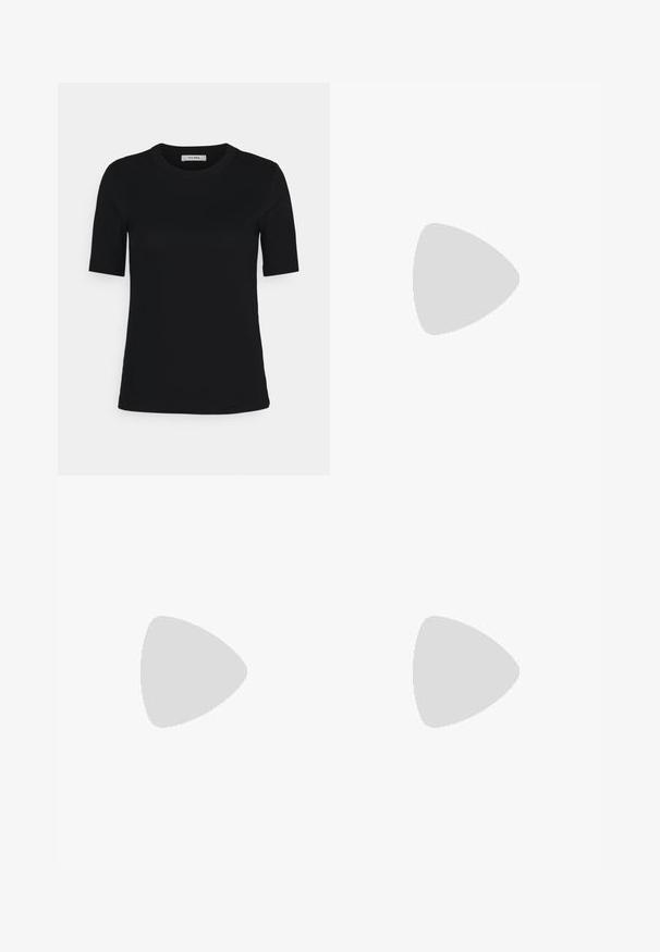 IVY OAK KRISTIN - T-shirt basique - black; Jupe noire mi-longue avec une texture froissée, coupe droite et fente sur le côté. Le tissu semble léger. L'ourlet est légèrement arrondi.; Sandales métalliques argentées avec un design en tongs, une sangle autour de la cheville et une semelle plate avec une finition texturée.; Sac à main en cuir matelassé noir avec une bandoulière en chaîne et un charm décoratif. Texture douce, forme structurée et silhouette décontractée.