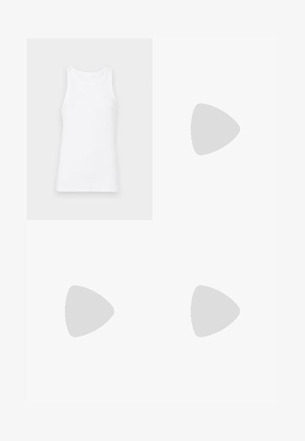 Débardeur en coton blanc avec un col rond et de larges bretelles. Le tissu est lisse et ajusté, sans motifs ni embellissements visibles.; Pantalons larges en crème avec des rayures verticales noires. Présentent une taille élastique et une texture de tissu douce, créant une silhouette fluide.; Escarpin noir en cuir avec un bout pointu, arborant un accent logo argenté et un petit talon. Texture lisse et design minimaliste.; Sac à main blanc avec une surface lisse et brillante, forme courbée et une seule bandoulière ajustable. Il présente un logo embossé à l'avant.