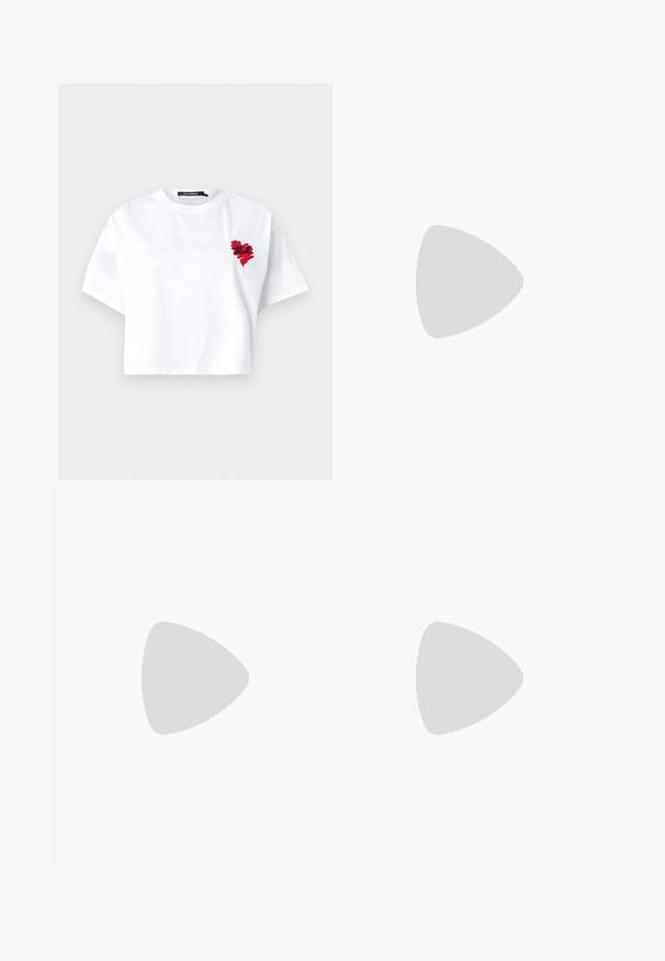 Tricou alb scurt, din bumbac, cu un design brodat în formă de inimă roșie pe partea stângă. Mâneci scurte și decolteu rotund.; Fustă carouri alb-negru dintr-un material texturat, având două buzunare frontale cu accente negre și elemente circulare din metal auriu.; Loafers din piele lăcuită neagră, cu ochiuri decorative din argint, vârf rotund, toc mic și textură netedă și strălucitoare.; Geantă cu dungi alb-negru, cu o formă structurată, având un mâner superior, o curea din lanț detașabilă și un accent metalic cu logo.