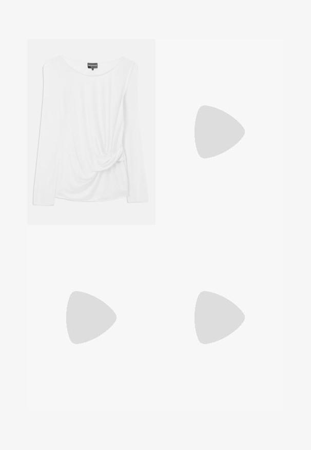 Witte lange mouwen top van zacht materiaal, met een ronde hals en een geknoopt detail aan de zijkant met gedrapeerd stof.; Plissé maxi rok in donkergrijs, gemaakt van gestructureerde stof met een brede tailleband, met diepe verticale plooien over de hele lengte.; Beige hoge hakken sandalen met een minimalistisch ontwerp, voorzien van twee ronde accenten en een chunky hak. Gemaakt van soepel leer.; Zwarte leren handtas met een gebogen vorm, voorzien van een opvallende gouden ovale sluiting, een verstelbare schouderband en een minimalistisch ontwerp.