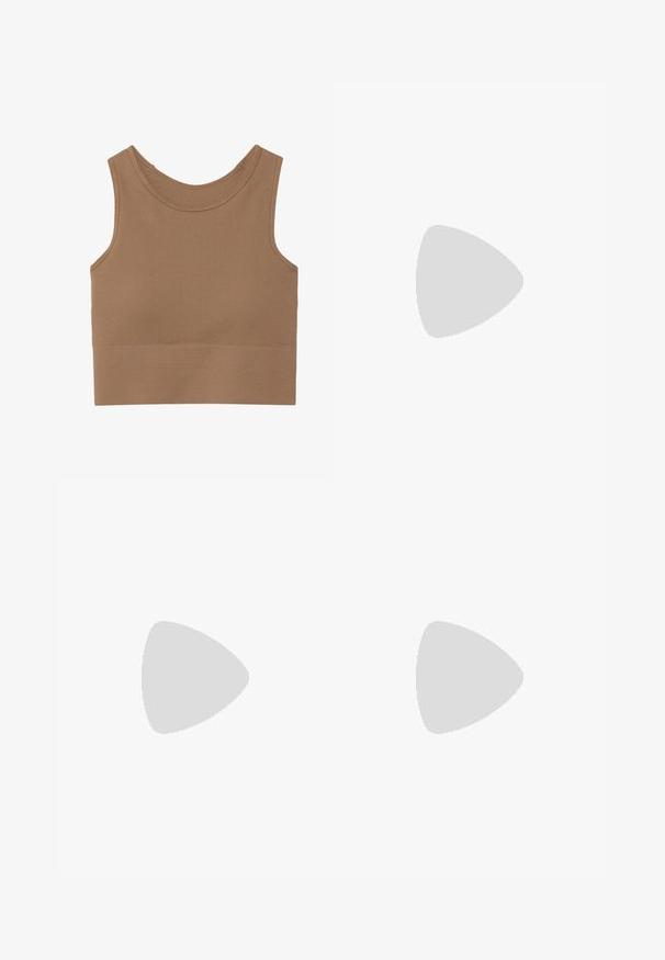 Débardeur marron à côtes avec un col rond et des bretelles larges. Présente une silhouette ajustée et un ourlet sans couture en bas.; Shorts de sport marron avec une taille haute, des coutures plates et un petit logo blanc en bas à gauche. Fabriqués en matériau extensible et respirant.; Baskets blanches en matériaux synthétiques et en maille. Présentent un design texturé, un col rembourré et des accents géométriques sur le talon.; Lunettes de soleil avec une monture grise translucide, des verres teintés et un design angulaire. Elles présentent une pièce nasale distinctive et des branches de temple texturées en gris foncé.; Sac à épaule rembourré beige clair avec une forme courbée en demi-lune. Sangle noire, fermeture éclair et logo discret à l'avant. Texture douce.