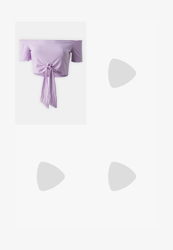 Lilafarbene Off-Shoulder-Crop-Top mit kurzen Ärmeln, gerippter Textur und gebundenem Vorderteil. Glattes Material mit leichtem Glanz.; Faltenrock aus leicht lavendelfarbenem Stoff. Verfügt über einen hohen Bund, ein knielanges Design und eine strukturierte Oberfläche mit vertikalen Linien.; Cremefarbene und lavendelfarbene Sneakers mit drei Streifen und einer strukturierten braunen Sohle, ausgestattet mit Schnürsenkeln und einer gepolsterten Ferse. Obermaterial aus weichem Stoff.; Rosa Lederhandtasche mit gewölbtem Deckel, einem Schulterriemen und klaren Linien. Die Tasche zeigt eine glatte Textur und ein minimalistisches Design.