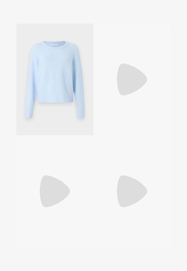 Helles blaues Sweatshirt aus weichem Stoff, mit Rundhalsausschnitt, langen Raglanärmeln sowie gerippten Bündchen und Saum für eine bequeme Passform.; Bootcut-Jeans aus hellgrauem Denim. Hoch geschnitten, mit einem subtilen Farbverlauf von oben bis zum Saum. Klassisches Fünf-Taschen-Design und Metallknopfverschluss.; Schwarze Leder-Pumps mit hohem Absatz, spitz zulaufender Zehenpartie und glatter Oberfläche, ausgestattet mit einem schmalen Absatz und minimalistisches Design.; Samsøe Samsøe JENNIE TOTE BAG  - Shopping Bag - dark brown