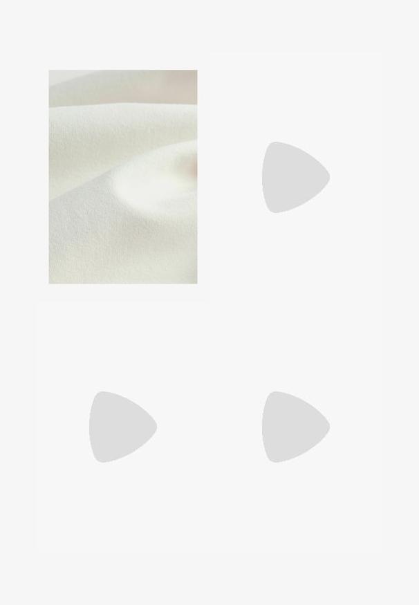 Kreemja värvi tekstiilmaterjal, millel on sile, kergelt tekstureeritud pind pehmete voldidega, näidates peent, ühtlast välimust.; Sinine denimist kuni põlveni ulatuv lühike püks, millel on pahkluu äär ja viis taskut ning metallist nööbi sulgemine. Kanga välimus on veidi pleekinud.; Heledad sinised rihmaga jalatsid, millel on ruudukujuline varvas, madal konts, reguleeritav pahkluu rihm ja sile, läikiv viimistlus. Risti rihmad jalatsipadjal.; Pärlitega käsitasku, millel on elavad värvid: roosa, oranž, sinine ja pruun. Tekstuuriga pind ümmarguste pärlite ja orgaaniliste kujunditega, tugevad sangad.