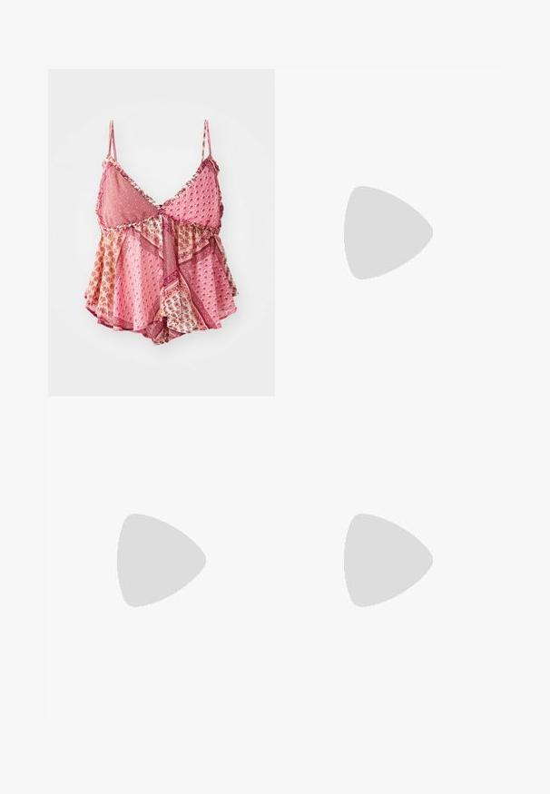 Rosa gemusterte Bluse mit verstellbaren Trägern, V-Ausschnitt, geschichteten Rüschen und dekorativem Besatz mit floralen und geometrischen Designs.; Weiße, weit geschnittene Hosen aus glattem Stoff. Sie haben eine hohe Taille und keine sichtbaren Nähte, was eine klare Silhouette schafft.; Marineblaue Wildlederschuhe für Boote mit Gummisohlen, ausgestattet mit silbernen Ösen und Schnürsenkeln. Kombiniert mit weißen gerippten Socken und Rüschendetails an den Bündchen.; Gelbe Leder-Hobo-Tasche mit einem gebogenen Griff, weicher Textur und dezenten Nahtdetails auf der Vorderseite, die ein geräumiges Design bietet.