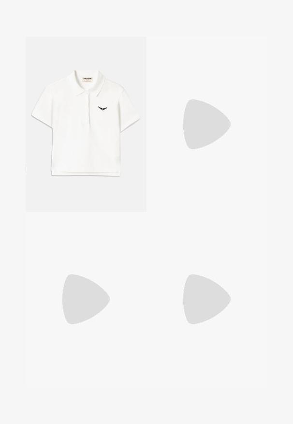 Balta trumpa rankovėmis polo marškinėliai, kuriuose kairėje krūtinėje yra juodas sparno logotipas ir klasikinis apykaklės iškirpimas. Lygi medžiaga.; Juoda plisuota sijonas su metaliniais akcentais šonuose, pagamintas iš struktūrizuotos medžiagos su lygia tekstūra ir švariu dizainu.; Juodas odinis kulkšninis batas su masyviu padu, turintis kelias juostas ir auksinius aksesuarus. Lygi tekstūra, tvirtas dizainas.; Sidabrinė metalinė rankinė su grandinėlės rankena, iškaltu paviršiumi, dekoratyvine siuvimo siūle ir užtrauktuku. Priekyje turi iškilmingus akcentus.